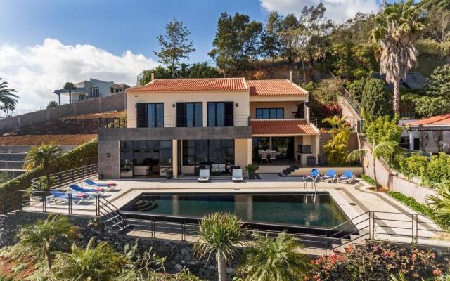 Exquisite Madeira Villa Villa Funchal Luz 5 Bedroom Heated Pool Sea Views Games Room Fu