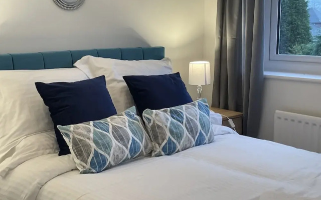 Beautiful 4 Bed Home With Free Parking