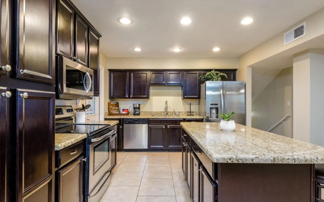 New Spacious Updated 5 Bedroom Home Pool