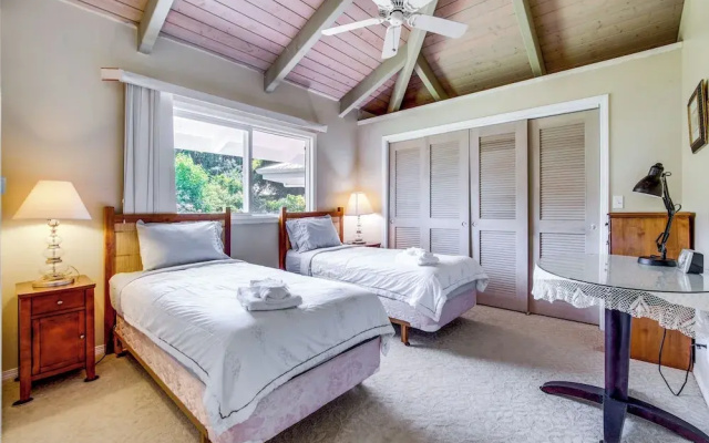 Honomu Home w/ Screened Lanai + Ocean Views!