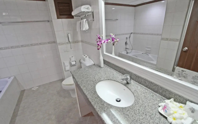Lek Hotel