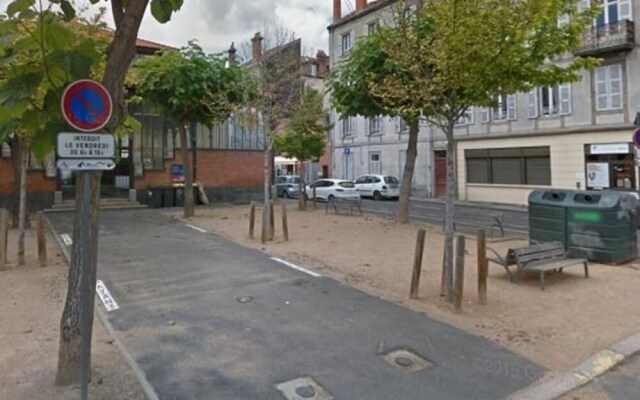 Clermont-ferrand-city-room