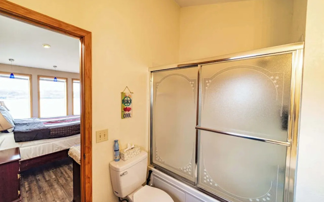 Redbud Retreat Amenity-filled Waterfront Home!