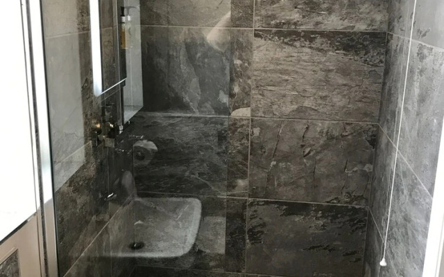 The Raven Hotel - Inn