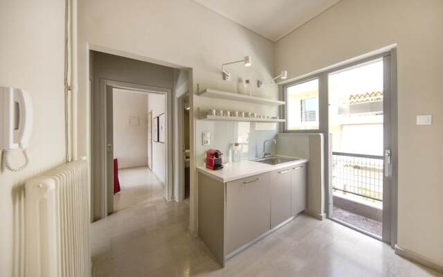 Elegant and Airy Apartment One Stop from City Center by VillaRentalsgr