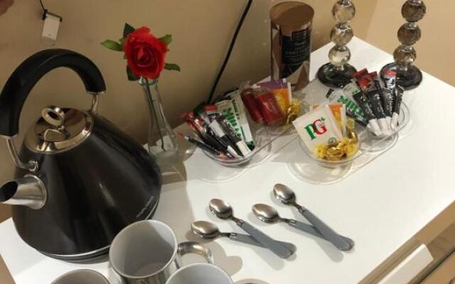 BIG ROOM rusholme WITH TV AND PRIVATE BATHROOM-parking&wifi