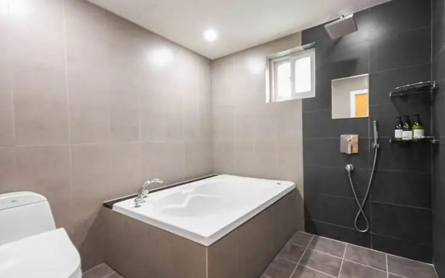 Busan Jaesong-dong Seven