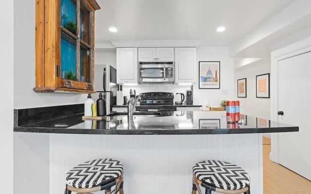 Sweet 2-br Retreat By Capitol Hill