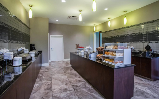 La Quinta Inn & Suites by Wyndham Virginia Beach