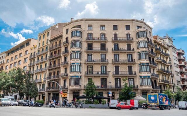 Sunny and Modernist apartment for groups in center