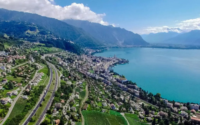 Montreux Castle | Charming Lake View Studio