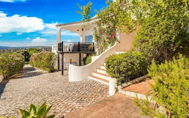 Luxurious Villa in Loulé With Private Swimming Pool