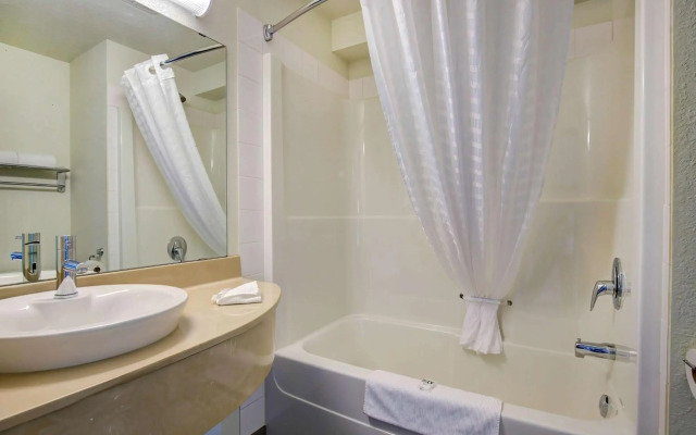 Motel 6 Grande Prairie, AB