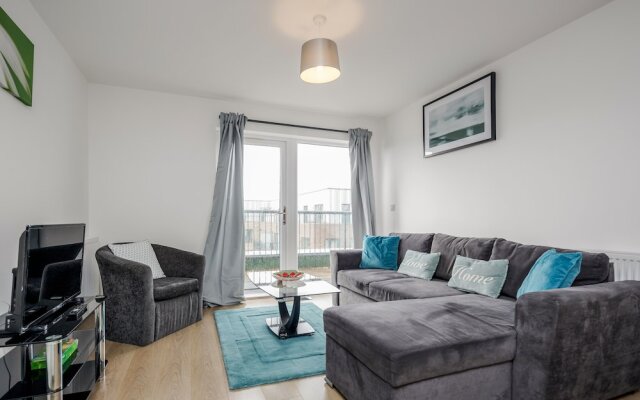Impeccable 2-bed Apartment in Romford
