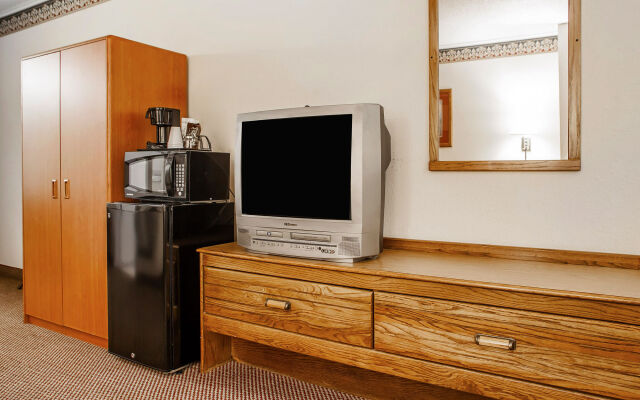 Econo Lodge Inn & Suites Newton