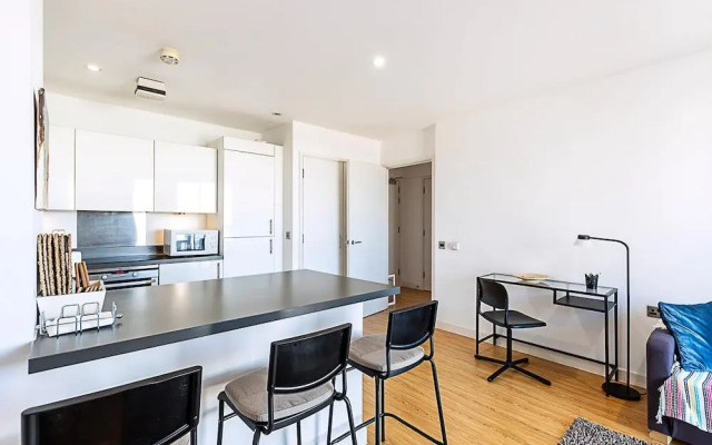 Bright Camden Retreat With Balcony