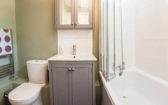 Sunny and Bright 1 Bed Apartment in London