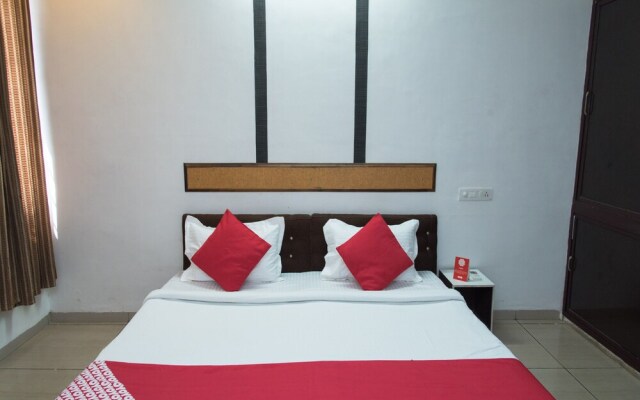 OYO 13225 Home Cozy Stay Bhupalpura