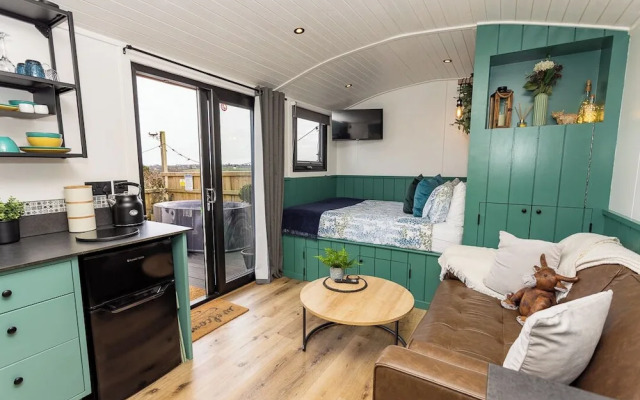 Willows Rest - 1 Bed Shepherd's Hut - Pentlepoir