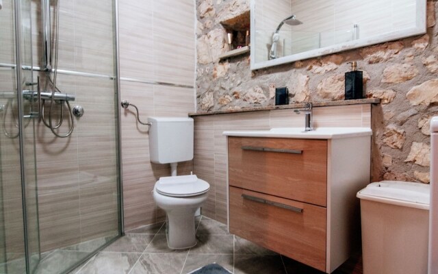 Lovely Holiday Home With Private Infinity Pool