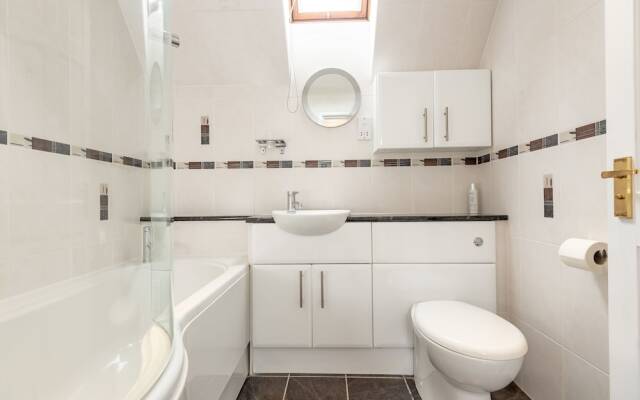 Abbey Villa Central Boutique House with Parking