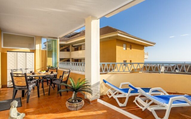 Stunning flat with open pool