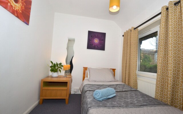 Charming 5-bed House in City Center and Car Park