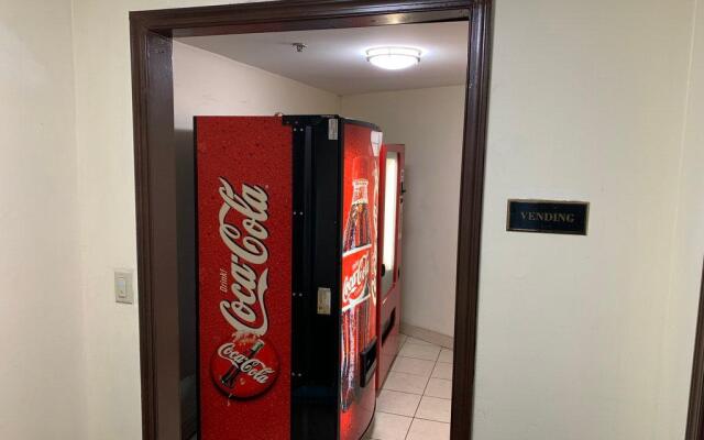 HomeTowne Studios by Red Roof Denver, PA