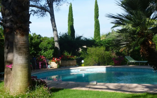 Spacious Villa at Saint-raphael With Jacuzzi