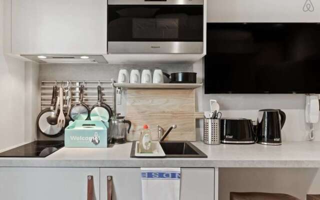 Contemporary Studio W/suspended Bed in Camden Town