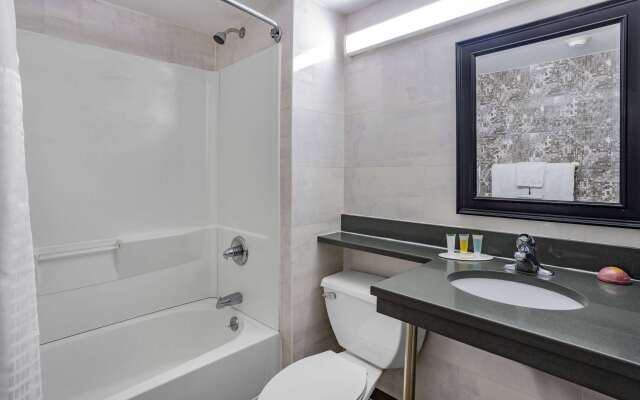 Super 8 by Wyndham Lindenhurst