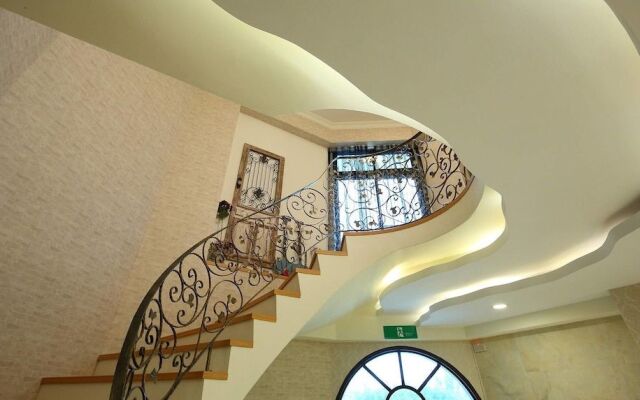 Textile Girl Romantic Homestay