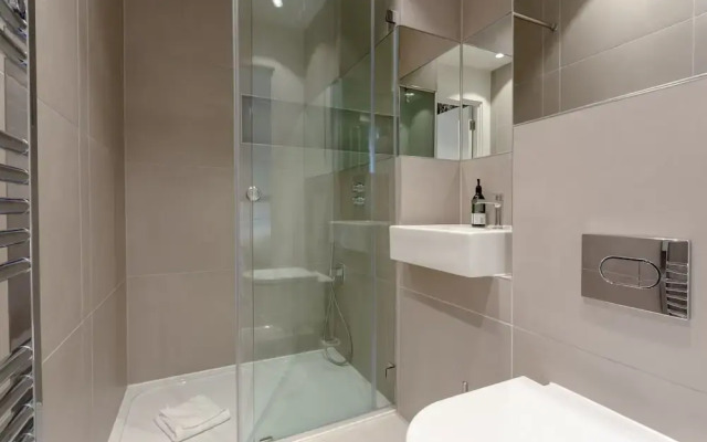 Modern 3 Bedroom Top Floor Apartment
