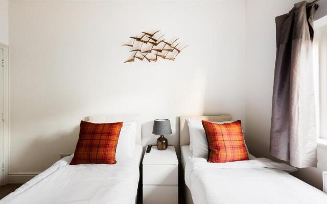 Heart of Ealing Apartment with Garden