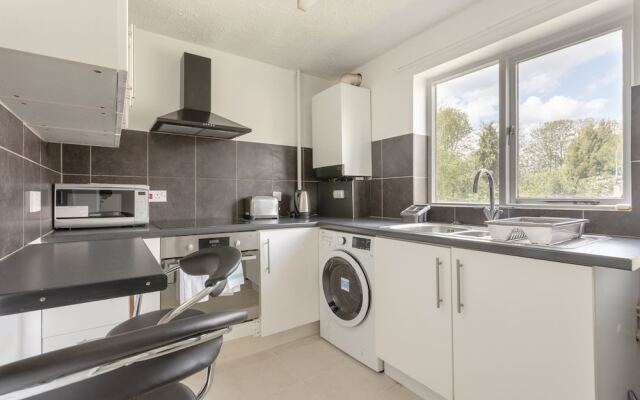 Bright 2 Bedroom Flat in Acton