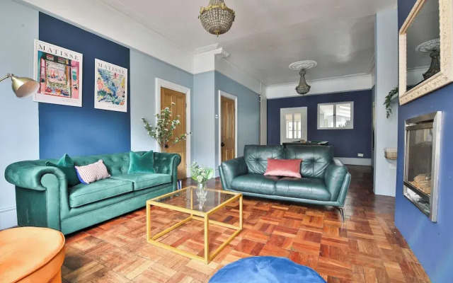 4 Bed House with Pool Table & Parking