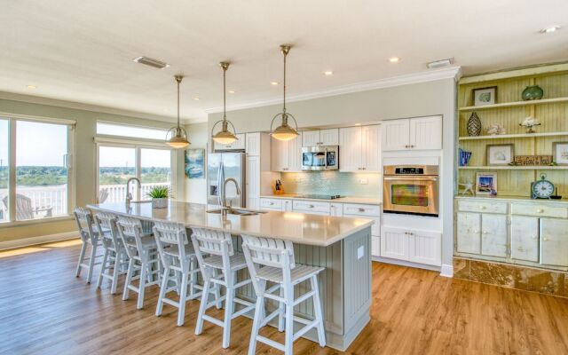 Beachfront Sapphire: Luxe 6 Bedroom Home