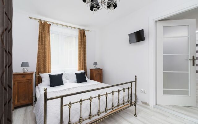 Retro Apartment Zamoyskiego by Renters