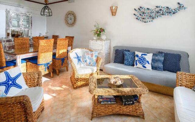 Lovely 3 bedroom beach house on a sandy beach