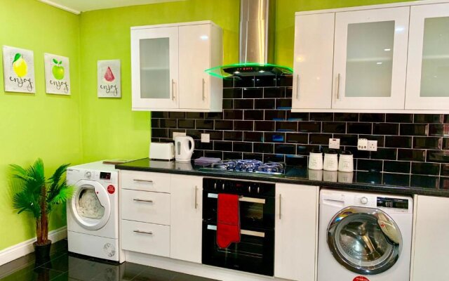 London 2 Bedroom Apartment, Kitchen, Reception and Private Garden