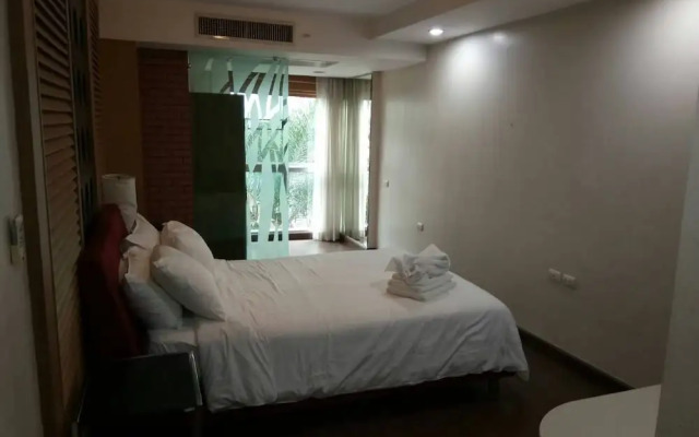 4B - 2 Bedroom Downtown Apartment With Shared Pool