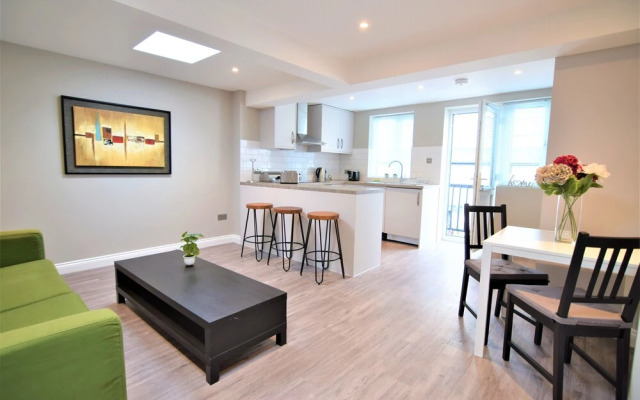 Modern two Bedroom Next TO Brighton Station