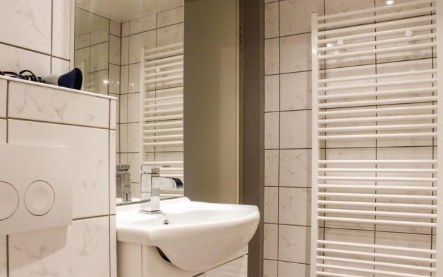 Nice Home in Bruinisse With 3 Bedrooms and Wifi