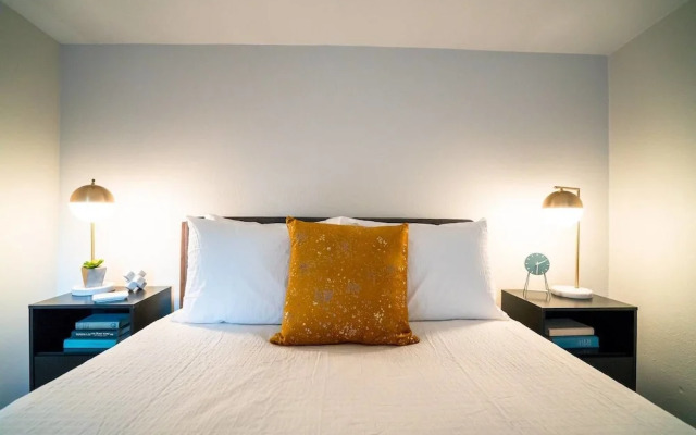 Sophisticated City Escape near DU