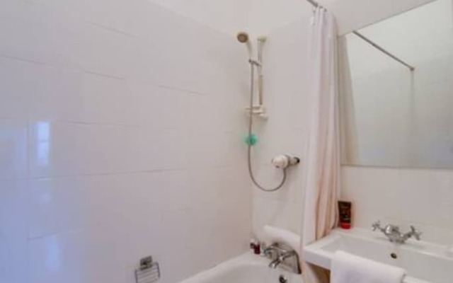2 Bedroom Apartment With Cinema Screen Sleeps 5