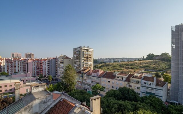 Modern 2 Bedroom Apartment With Views in Lisbon