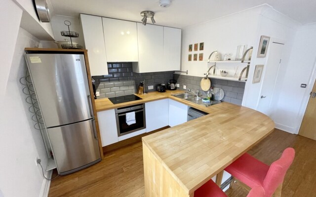 Bright 1 Double bed Apartment Near Cabot Circus