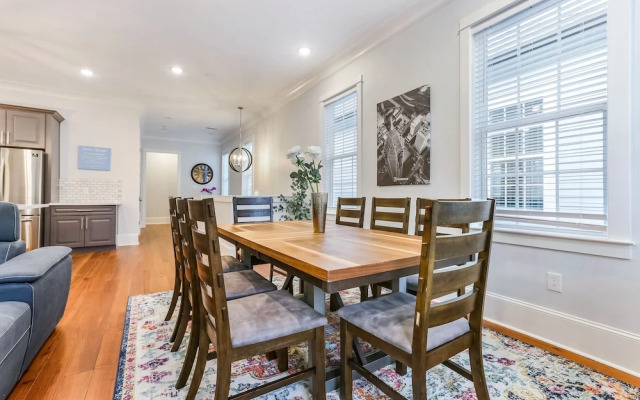 5 Bedroom Apartment near French Quarter by Hosteeva