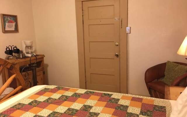 The Historic Leakey Inn