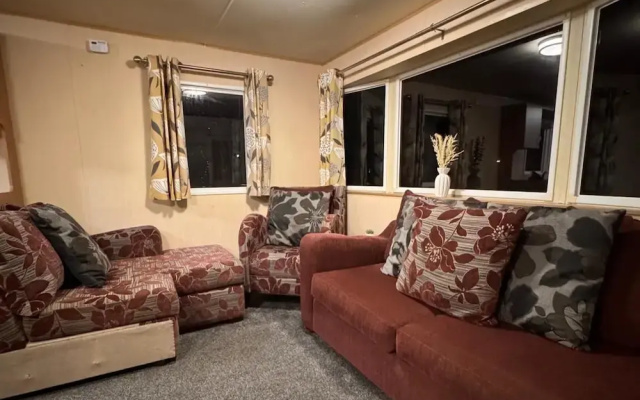 2 Bed Caravan - Sleeps 6 - Pet Friendly, Parking